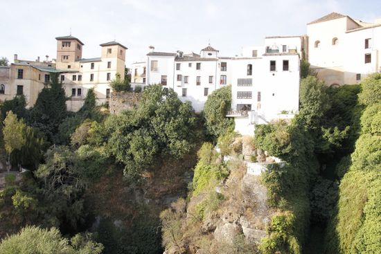 die Häuser sind direkt an die Schlucht gebaut