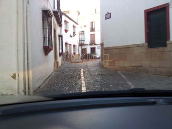 mit dem Auto durch die schmalen Gassen - Weiter geht es zum nächsten Nationalpark.