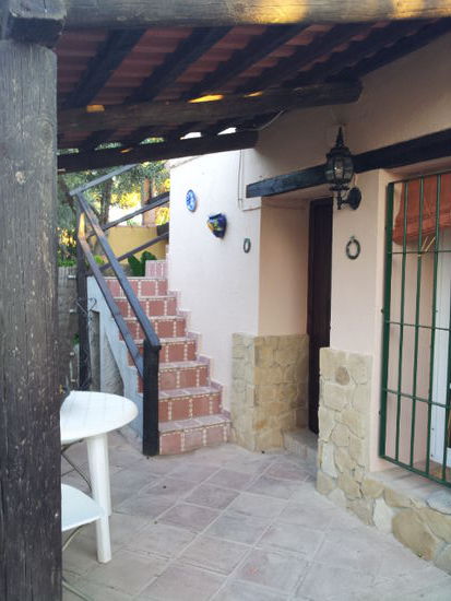 der Eingang zu meinem Apartmenthäuschen! mit kleinem Vorplatz und Dachterrasse
