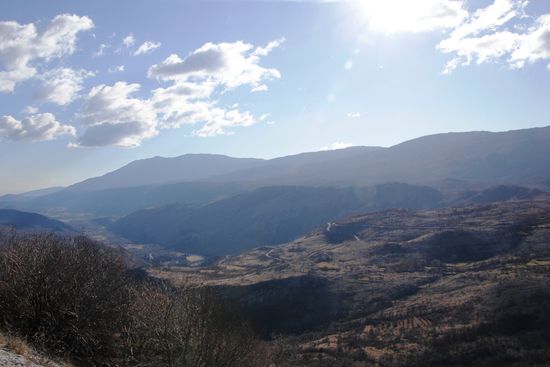 Anfahrt durch die Berge, recht steil und weit geht es hoch nach Ostrog