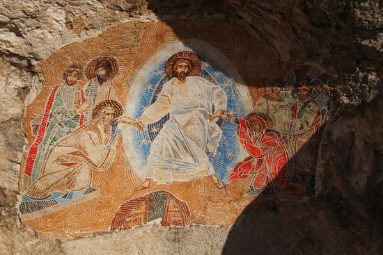Überall in den Steinwänden finden sich Mosaike, die wunderbar gestaltet sind und verschiedene christliche Szenarien darstellen