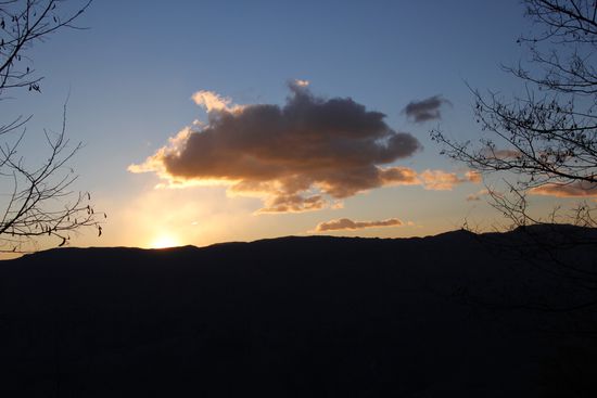 Auch den Sonnenuntergang haben wir hier erlebt, wunderschön rot färben sich die Wolken.