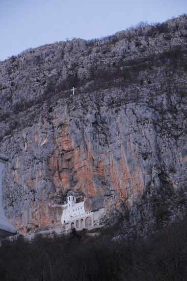 So sieht das Kloster von der Weite aus, allerdings sehr nah hergezoomt mit der Kamera. Aus der Entfernung sieht man nur einen weißen Punkt in der Felswand.