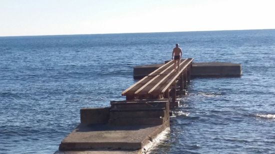 Der Mann ist bei eisiger Kälte ins Wasser. Und nicht nur für ein paar Minuten.