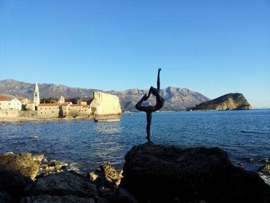 ....vorbei an der Ballerina Statue