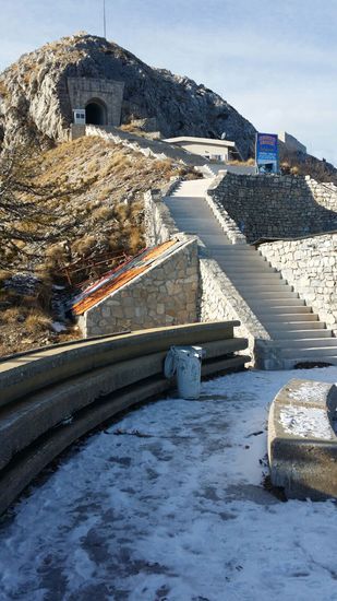 Hier geht es hoch. Der Rest ist großteils überdacht. Oben kommt man wieder aus dem Tunnel raus und geht noch ein Stück über einen Weg bis zum Mausoleum.