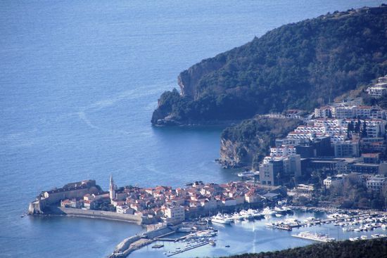 Auf dem Weg noch einen Blick zurück nach Budva - hier sieht man die Altstadt mit der Zitadelle und dem Jachthafen