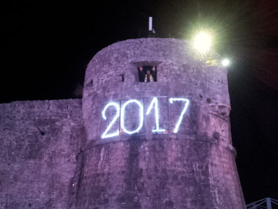Auf der Stadtmauer steht das neue Jahr in grossen Zahlen!