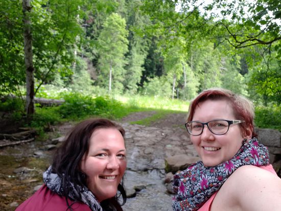 Zurück am Wohnmobil die Füße kühlen....der Bach hier war verdammt kalt - aber unsern Füßen tut es gut! 