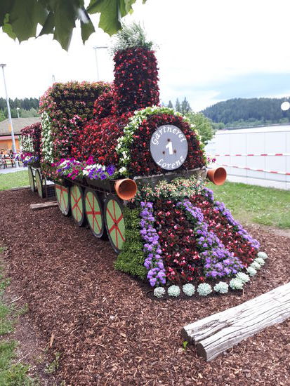 Im Dorf gab es mehrere solcher mit Blumen geschmückter Figuren
