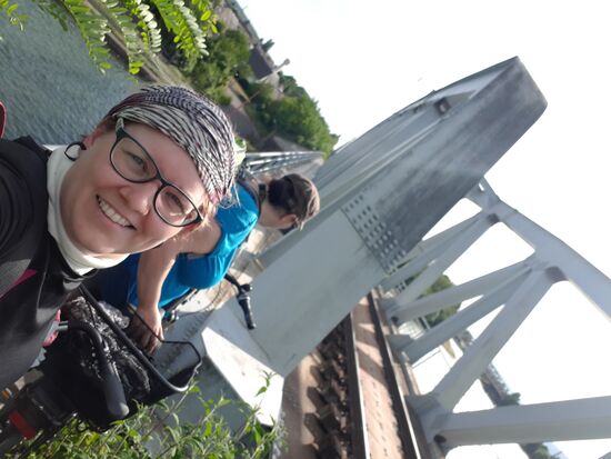 wegen einer gesperrten Straße müssen wir zu Fuß über die Bahnbrücke