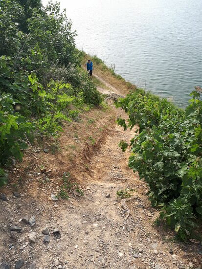 und leider anschließend dieses steile Stück hier runter - zurück zum Weg am Fluss entlang - sieht jetzt hier gar nicht so steil aus wie es tatsächlich war
