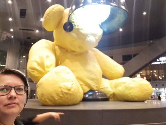 etwas müde Mitten in der Nacht in Doha, jetzt ist paar Stunden warten angesagt. Zum Glück hat der Flughafen viel zu bieten!