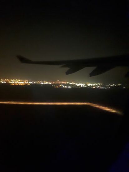 weiter geht's mit toller Sicht auf das hell erleuchtete Doha