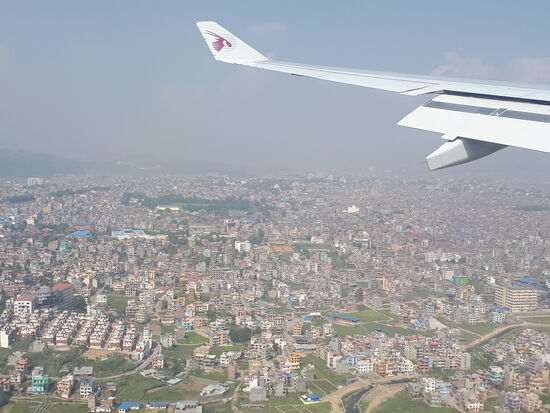 Anflug auf Kathamndu - das schon wieder in einer Dunstglocke hängt! 