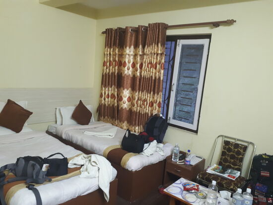 Das 2. Zimmer, in das wir dann umziehen können, sieht doch um einiges besser aus, also nehmen wir es.