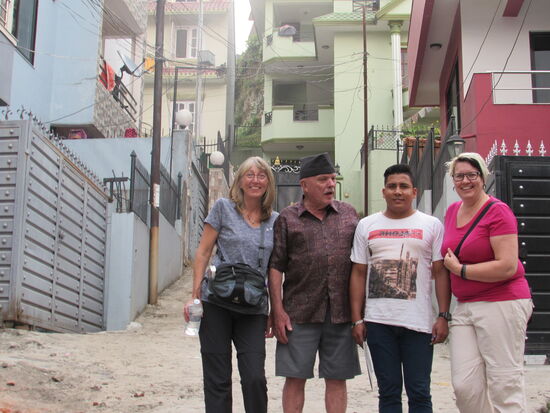 erfreuliches Wiedersehen!  Ines - Hans - Suresh - ich
Im Hintergrund das grüne Haus in dem Hans eine Wohnung hat.