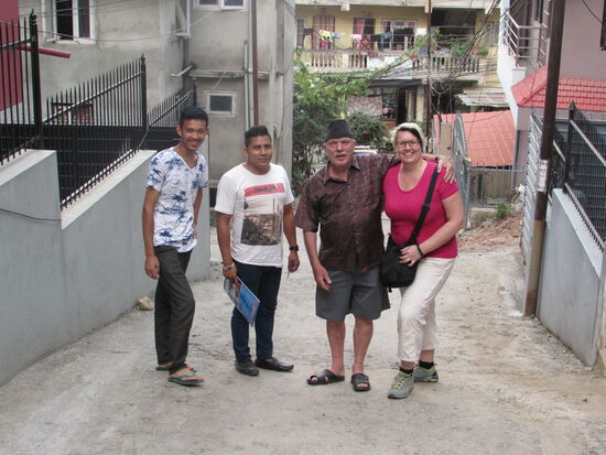 auch Saroj (ganz Links) sehen wir gleich am ersten Tag. Er ist eines der Kinder das wir schulisch unterstützen. Hans hilft ihm auch, der Junge kommt öfters zum Essen vorbei und versteht sich gut mit Suresh und Hans.