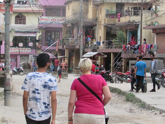 nach einem leckeren Essen bei Hans läuft Saroj mit uns zurück zum Hotel, damit wir den Weg dann in den nächsten Tagen wieder finden! 