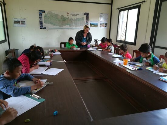 überall wird fleißig gemalt und geschrieben