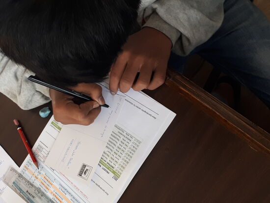 Auch senden wir Postkarten an diverse Unterstützer und die Kinder sagen somit selbst DANKE