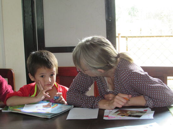 Ines erklärt der kleinen Sonam gerade was über Ihre Patin