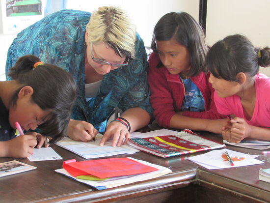 ich schreibe den Mädchen ein paar Sätze auf Deutsch vor, da einige Paten und Sponsoren kein Englisch können!