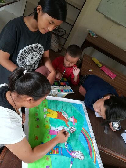 Amrita zaubert an einem Plakat für Peter