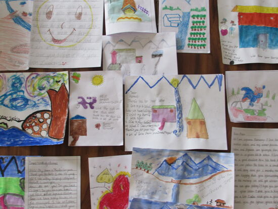 Schließlich sind ganz viele schöne Bilder und Briefe entstanden die wir mit nach Hause nehmen und dort verteilen!