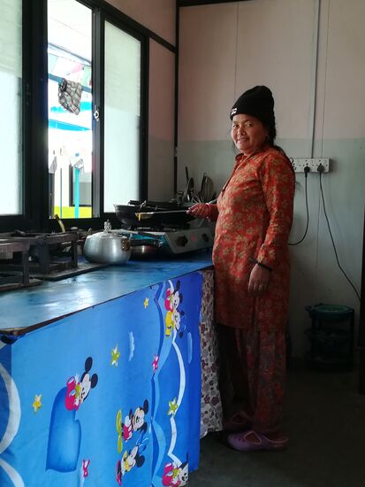 Die gute Seele im Haus wird liebevoll Didi genannt. Sie versorgt alle hier sehr gut, auch uns - schon gleich nach dem Aufstehen bringt sie uns einen heißen Tee