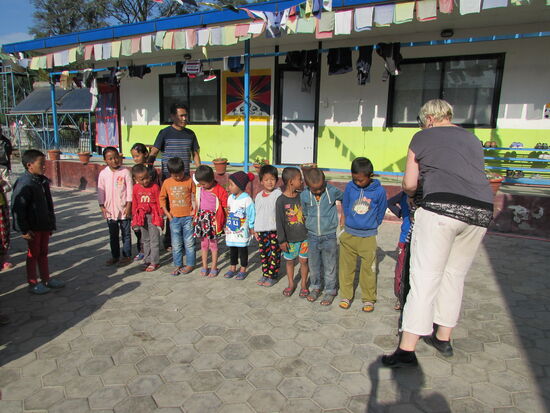 Aufstellung für das Gruppenbild  gar nicht so einfach mit so vielen Kids