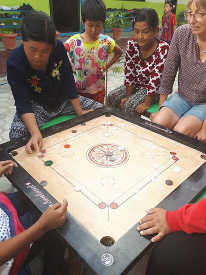 Carrom ist ein sehr beliebtes Spiel in Nepal auch wir lernen es