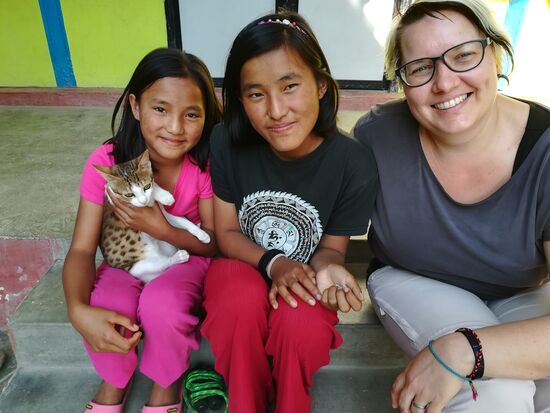 Bibana und Amritag - die Katze bekommt am Meisten Streicheleinheiten hier!