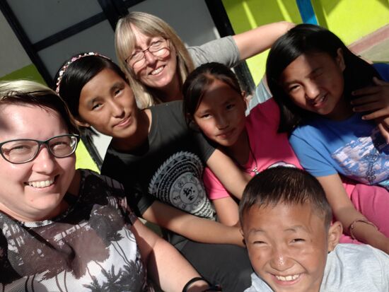 4 Geschwister - alle sind im Waisenhaus, die Mutter ist verstorben und der Vater hat es nicht geschafft sich um die Kinder zu kümmern.