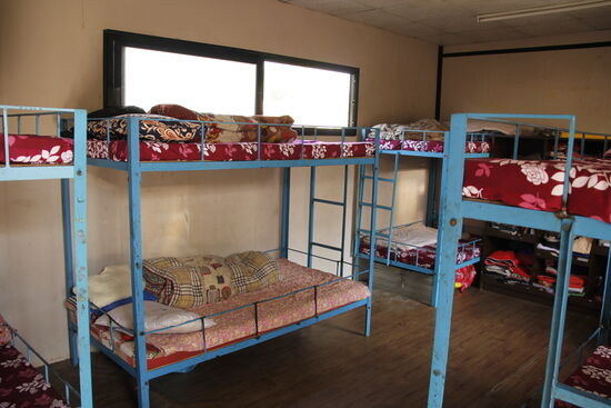 Blick in eines die Zimmer - recht kahl und einfacht! Aber wenigstens haben die Kids ein Dach über dem Kopft!