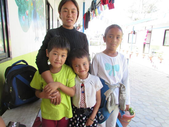 weitere Kinder werden abgeholt - oft nehmen sie dann auch Kinder anderer Familien mit in das Dorf, damit nicht jeder Einzeln kommen muss