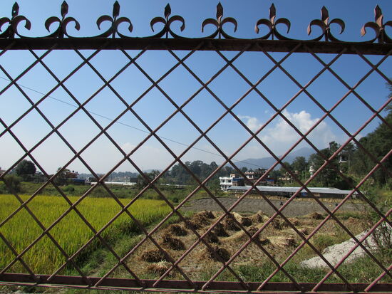 Blick durch den Zaun ins Umland