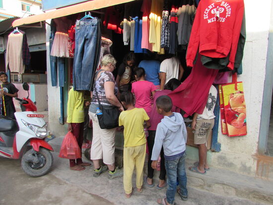 hier werden noch neue Flip Flops gekauft