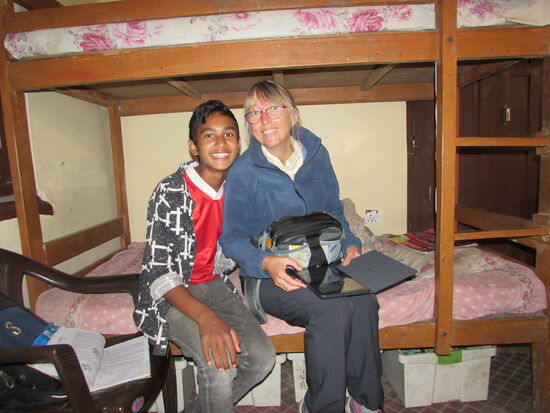 Ines mit ihrem Patenkind Nabin