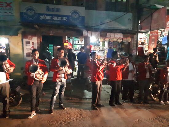 Auf dem Rückweg kommen wir an einer Musikkappelle vorbei