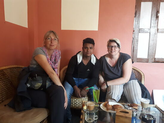 auf dem Rückweg kommen wir an einem netten Cafe vorbei und Essen mit Anil noch Kuchen.