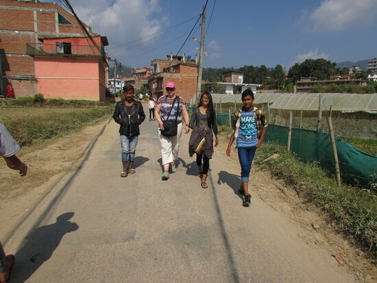 los geht es auf der Suche nach einem Bus auf den Berg!