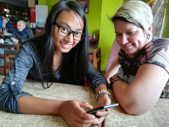 da viele Kunden hier sind müssen wir recht lange aufs Essen warten! Derweil schaut sich Binu einige Fotos auf meinem Handy an