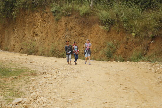 los geht die Wanderung über staubige Wege...