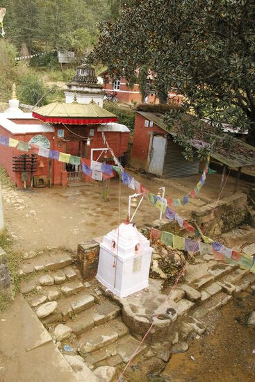 in den Dörfern sehen wir immer wieder kleine Tempel und schöne Häuser