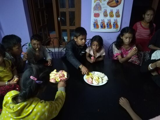 Die Kinder stützen sich auf die Obstteller wie bei uns auf Gummibärchen! 