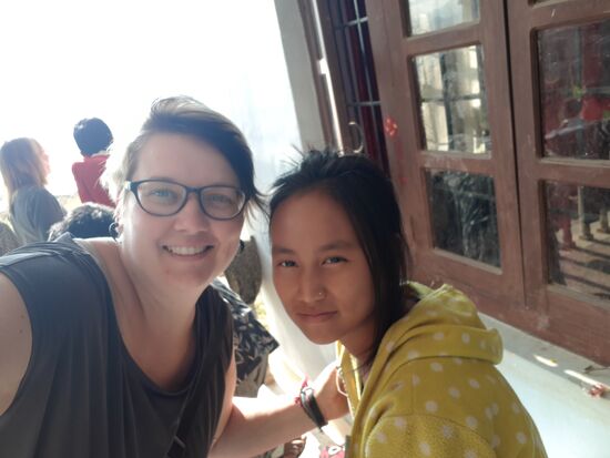 Hier bin ich mit Biuns kleiner Schwester Anu drauf, auch sie lebt im Waisenhaus. So konnten die Beiden wenigstens zusammen bleiben!