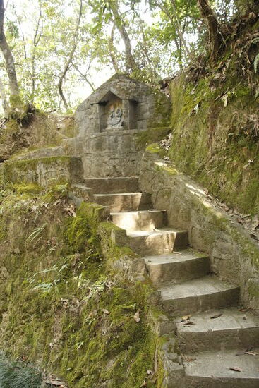 überall auf dem Weg finden sich so kleine Schreine