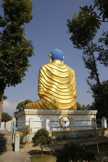 Auf etwa halber Strecke kommen wir zum Tempel mit dem Buddha!
Wir ziehen ordnungsgemäß die Schuhe aus und umrunden den Buddha.
