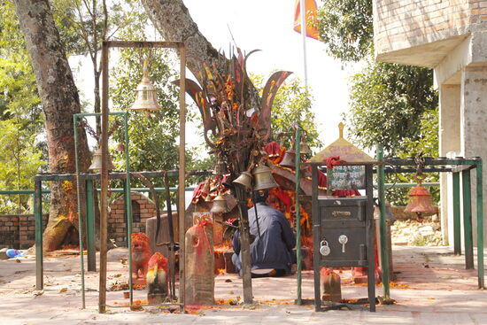 Wir lassen ihn in Ruhe beten und schauen uns um